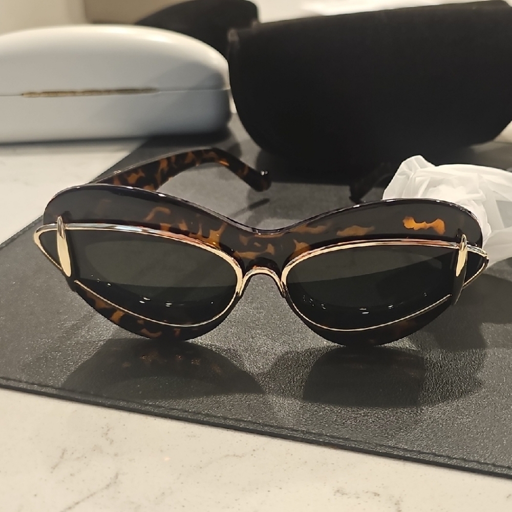 Chic Tortoise Shell Sunglasses with Gold Details